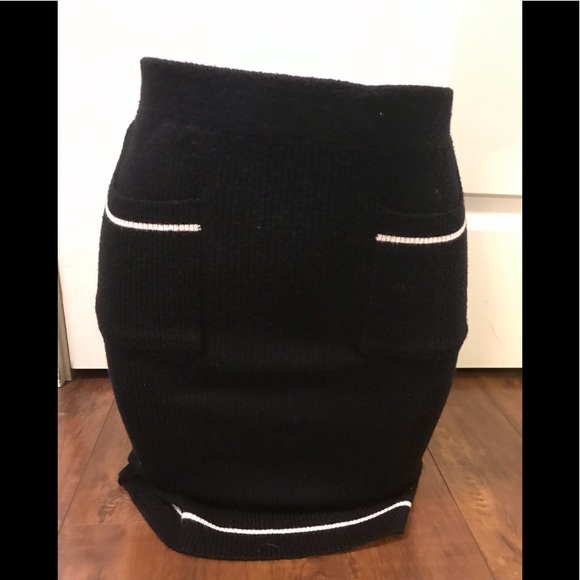 Black/White V-neckline Sweater and Skirt Knit Set - Picture 4 of 13